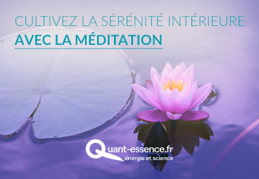 Lotus-sur-fond-dégradé-violet-cultivez-la-sérénité-avec-la-méditation-logo-quantessence-blanc
